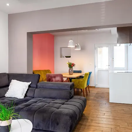 Lovely In * Σίμπενικ