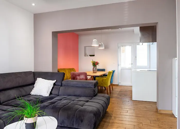 Lovely In * Σίμπενικ